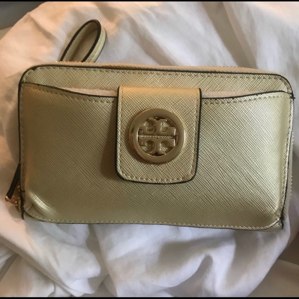 🔥🔥Brand New Gold Tory Burch Wristlet.